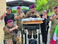 Festa a sorpresa per Sasà: per lui i parà e il consigliere del ministro della Difesa