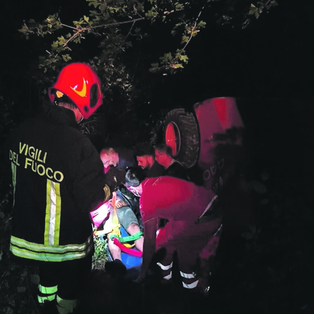 Longano. Con il bobcat in un dirupo, a bordo i due figli piccoli