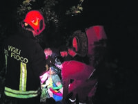 Longano. Con il bobcat in un dirupo, a bordo i due figli piccoli