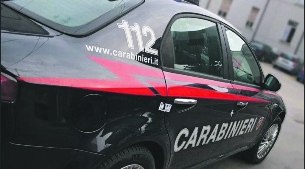 Evade dagli arresti domiciliari e aggredisce il vicino, in manette