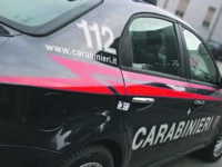 Evade dagli arresti domiciliari e aggredisce il vicino, in manette