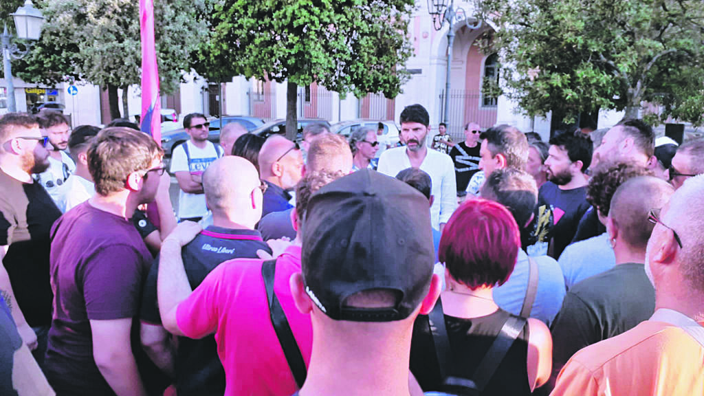 I tifosi rossoblù contro la società: «Andate via»