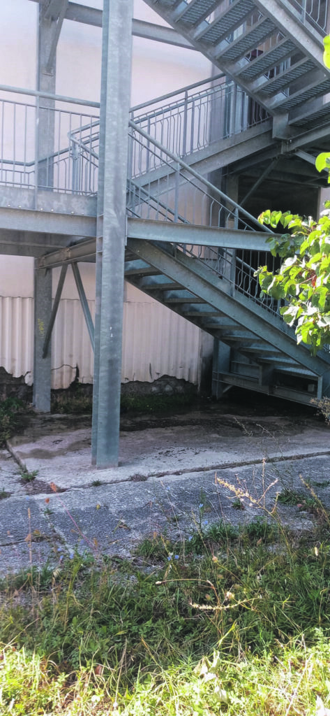 Campobasso. L’ex scuola Montini ‘allagata’, i residenti: «Rifugio di senzatetto»