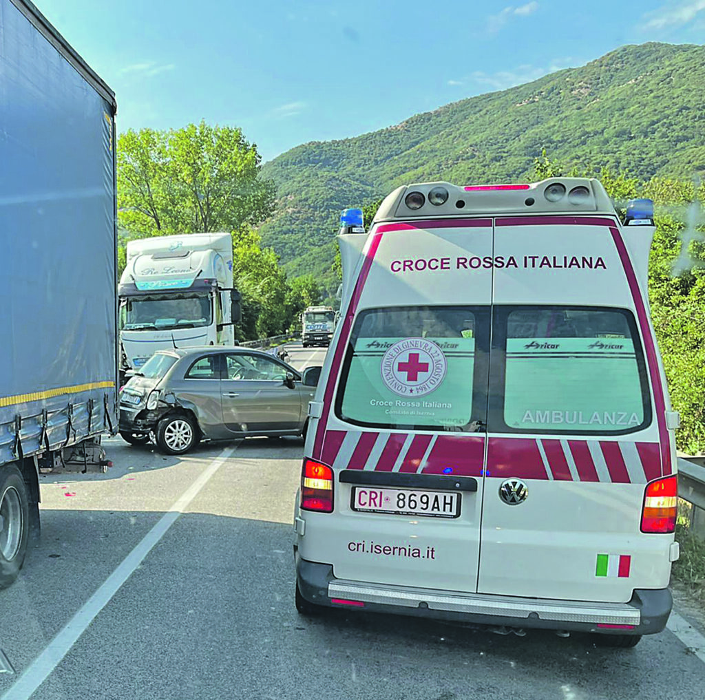 Incidente lungo la statale 85. Nessun ferito grave, lunghe code e rallentamenti