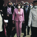 Da Fornelli a Taiwan, il viaggio del tailleur rosa di Nancy Pelosi