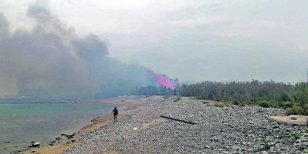Ancora paura per un incendio a Rio Vivo, residenti inferociti
