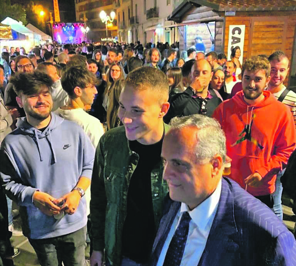 Tra selfie e strette di mano:  il sabato sera di Lotito tra i giovani