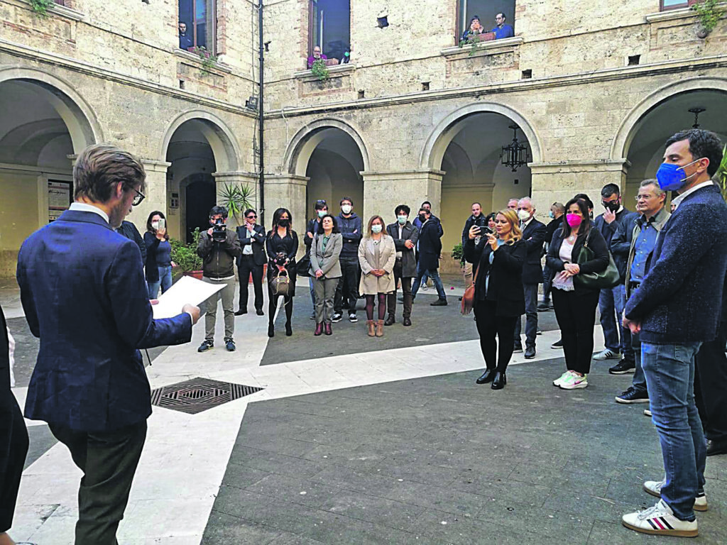 Palazzo San Francesco. Crisi ancora in corso, il caso Scarabeo scuote la politica