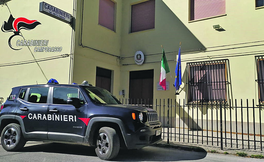 Prende a pugni la moglie davanti ai figli, arrestato