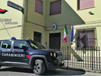 Prende a pugni la moglie davanti ai figli, arrestato