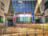 Montenero. Ruba un frullatore e poi aggredisce il direttore