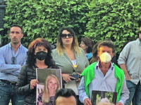 Istituzioni e forze dell’ordine, l’abbraccio di papà Mario