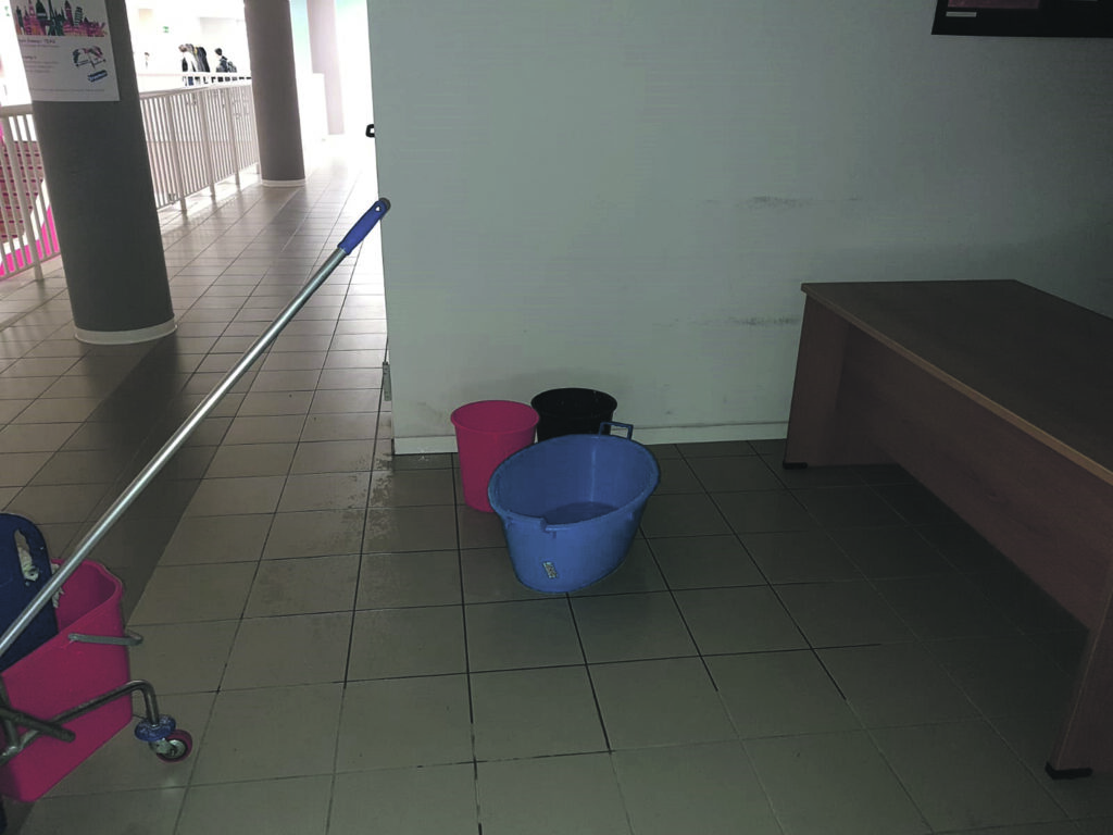 Maltempo a Isernia, piove nel polo scolastico di via Umbria. E alla Giovanni XXIII alunni senza riscaldamento