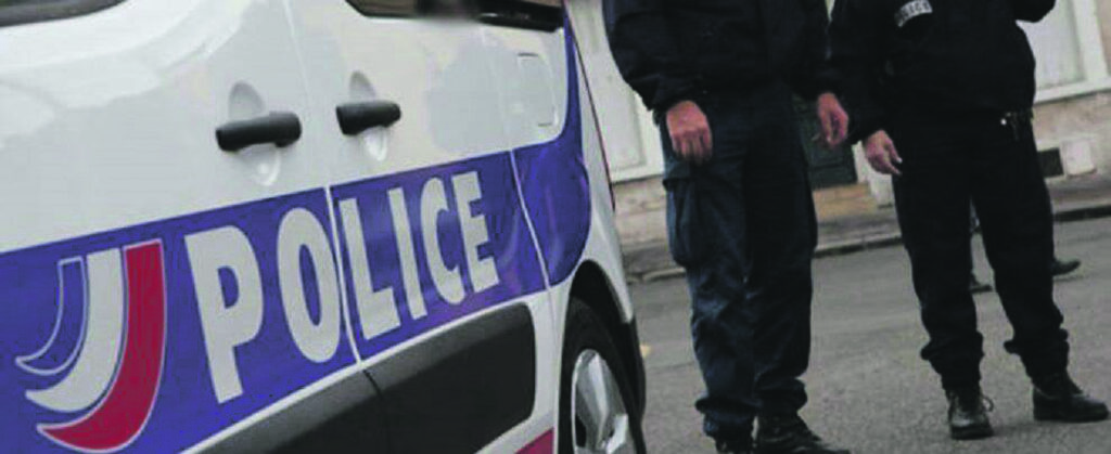 Dà di matto e picchia a sangue la compagna, arrestato