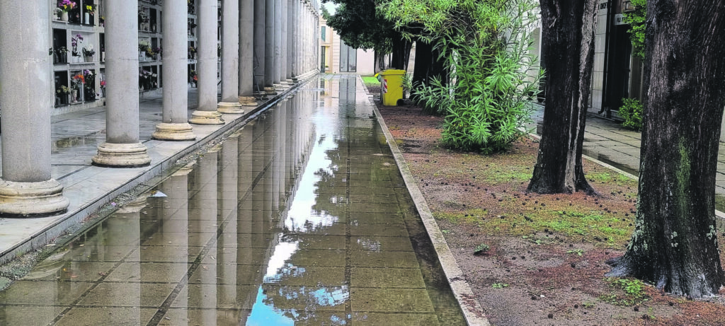Il maltempo non risparmia la costa, il cimitero si allaga e “piovono” le critiche della comunità