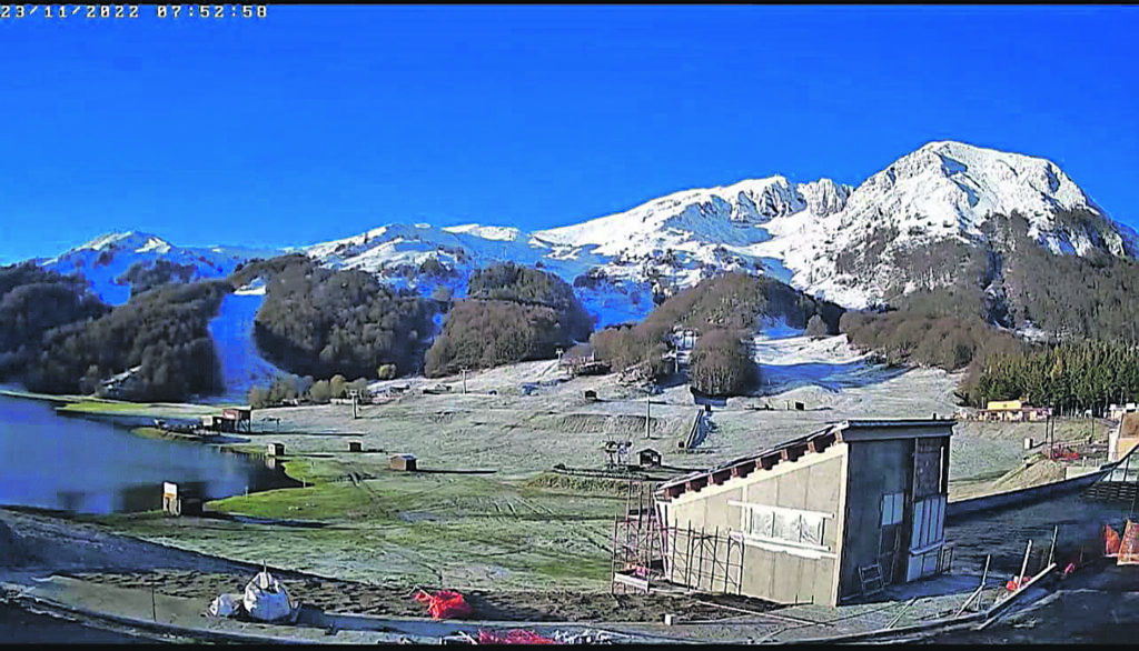 Campitello. La nebbia lascia il posto alla prima coltre bianca
