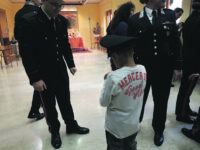 Angeli in divisa per un Natale di solidarietà