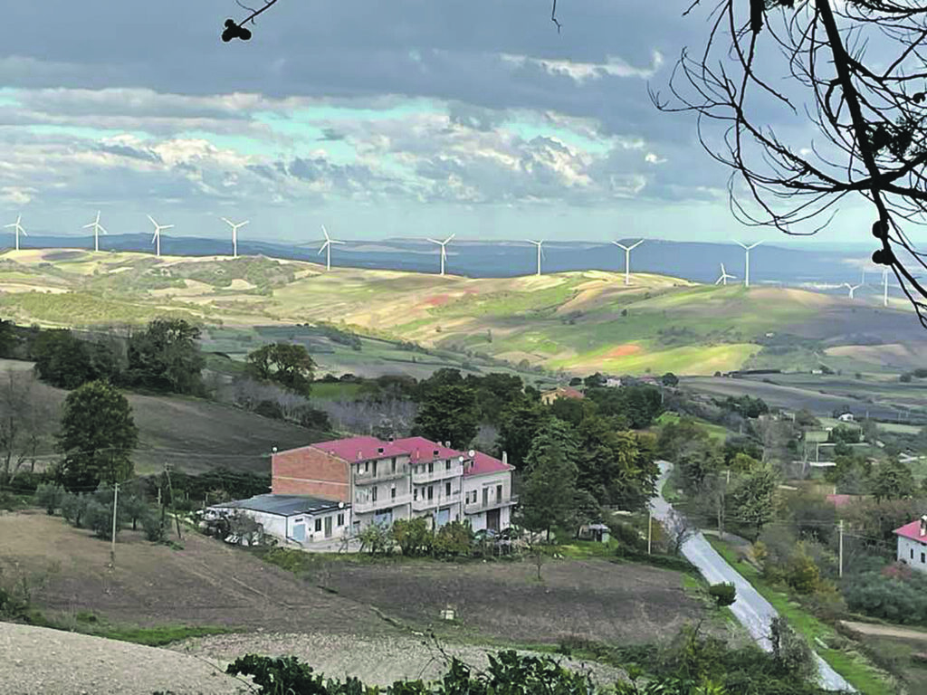 Parco eolico “Montorio”, è subito polemica accesa: «Sta continuando lo scempio del nostro territorio»
