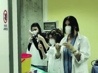 Fine corsa per i precari dei centri vaccinali, nessuna proroga in vista. Caos alla Camera sulla manovra