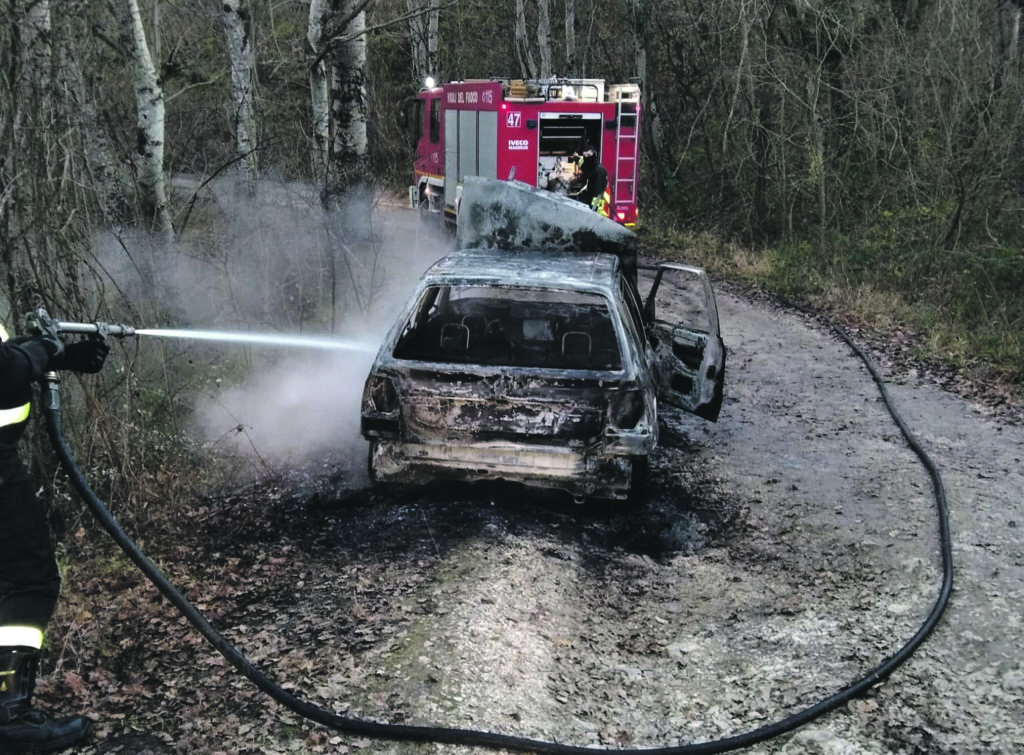 Auto bruciata a Belmonte, la pista conduce alla ‘guerra’ tra tartufai