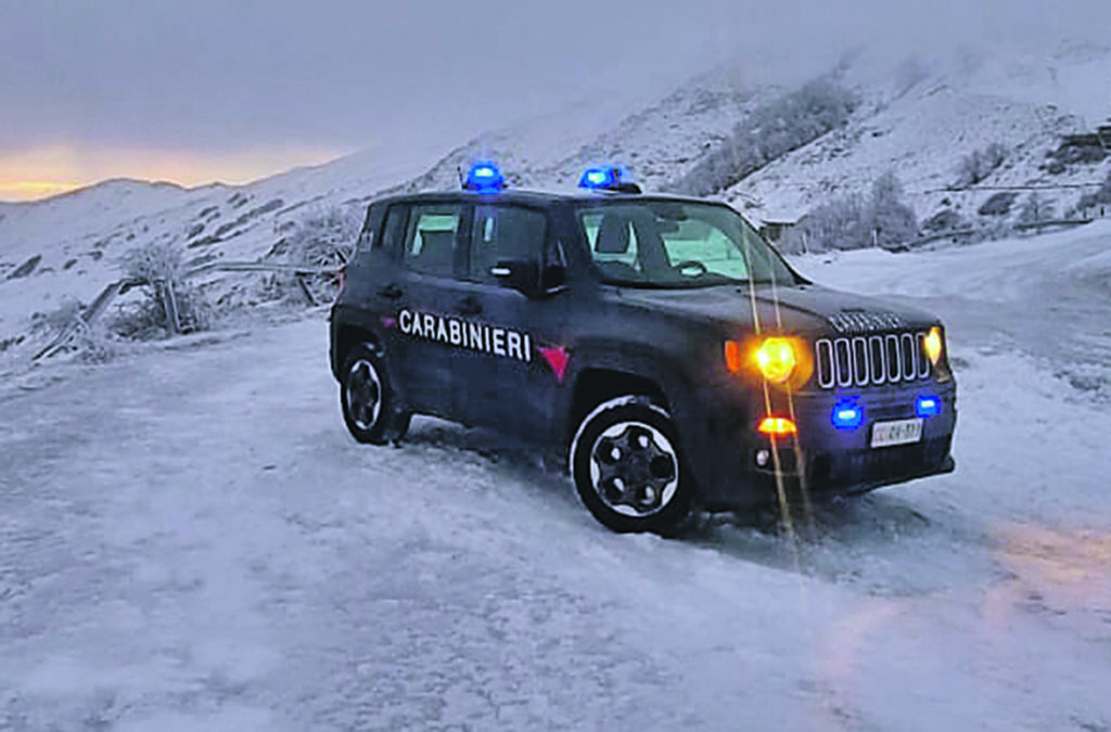 Strada impraticabile, dializzata portata in ospedale dall’Arma