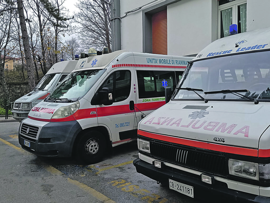 Pazienti dirottati al Caracciolo, «reparti stracolmi e turni massacranti per noi infermieri»