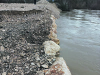 Argini in frantumi, l’acqua minaccia le abitazioni