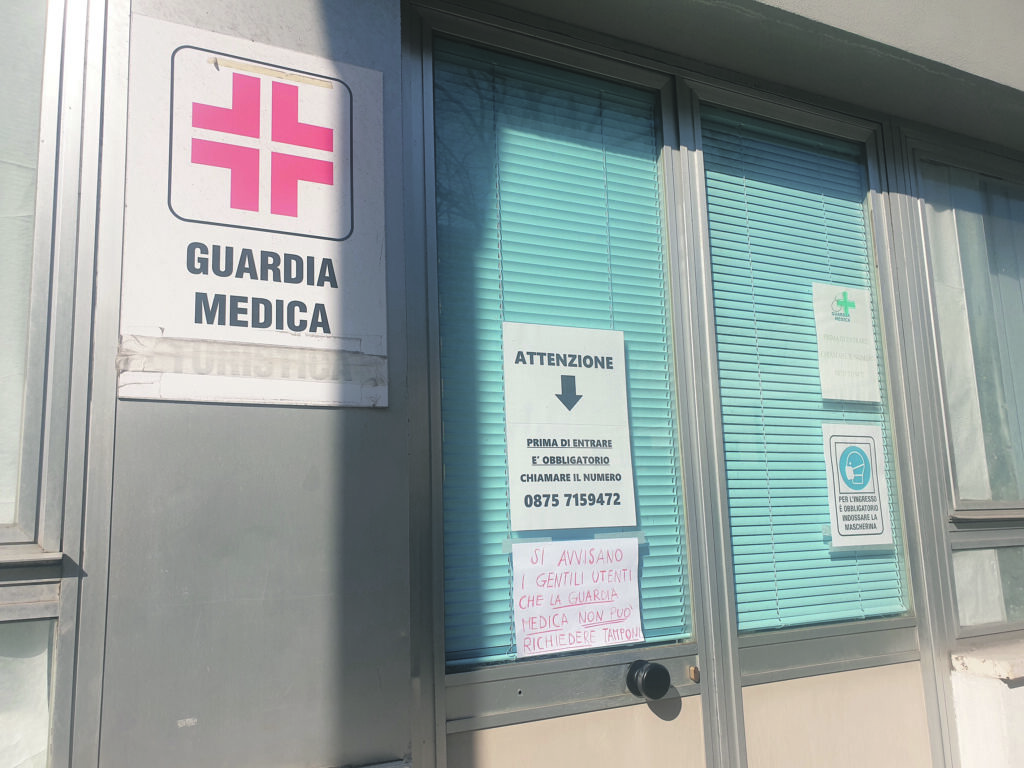 Termoli. I vetri della guardia medica in frantumi, dottoresse minacciate