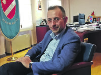 Papa replica a Iorio: «È la stessa persona che ha generato il disavanzo, o no?»