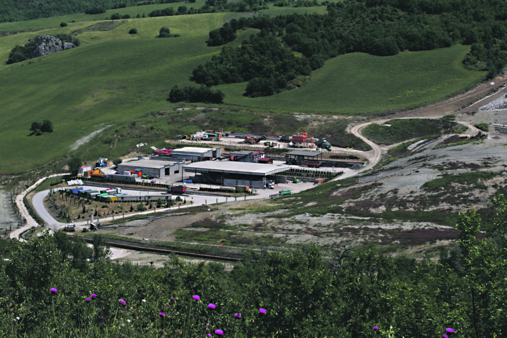 Montagano. Travolto da una pala meccanica mentre scarica rifiuti, 51enne perde la vita