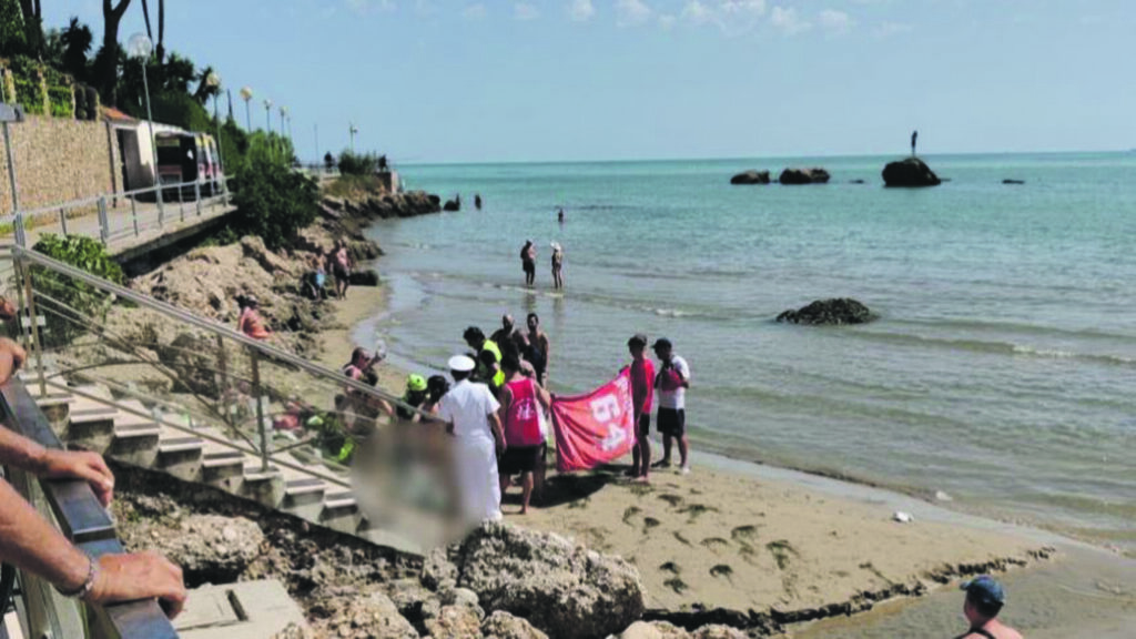 78enne stroncato da un malore mentre passeggia in acqua a Vasto