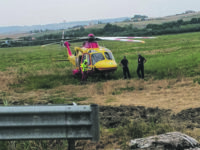 Montenero. Si “arrampicano” sulla scalinata, il muretto cede: travolta 25enne