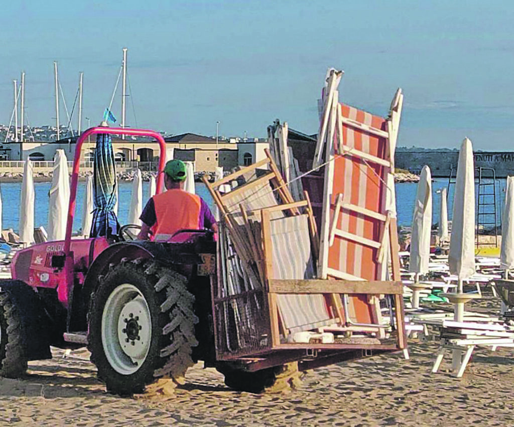 Blitz di Guardia costiera contro abusi demaniali, lido sequestrato