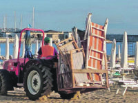 Blitz di Guardia costiera contro abusi demaniali, lido sequestrato