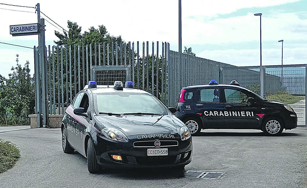 Agnone. Maltrattamenti in famiglia e armi illegali in casa, arrestato