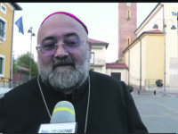 La piazza vuota accoglie il patriarca, ‘sventato’ lo scisma di Rocchetta