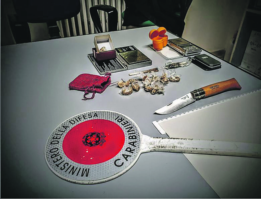 Campobasso. Trovati con droga e armi addosso, denunciati due minorenni