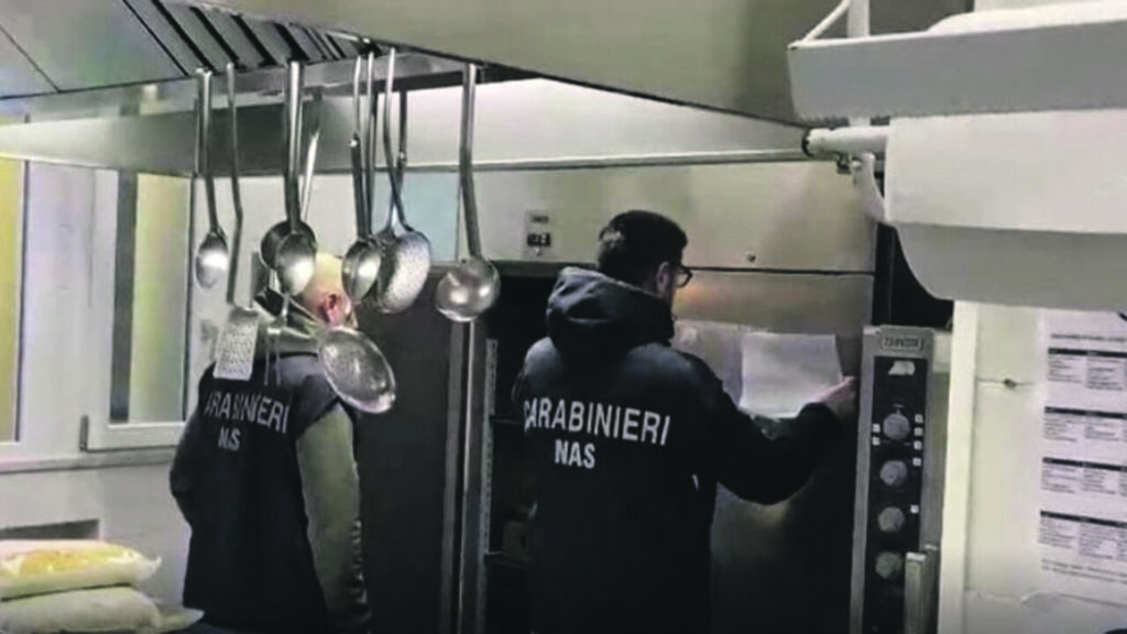 Alimenti mal conservati e carenze igieniche, blitz del Nas nelle mense