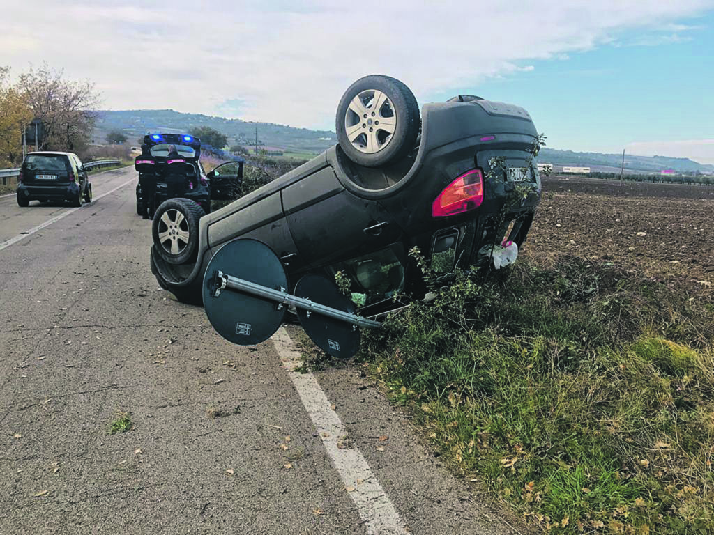 Larino. Auto si ribalta sulla SP 167, coppia finisce all’ospedale