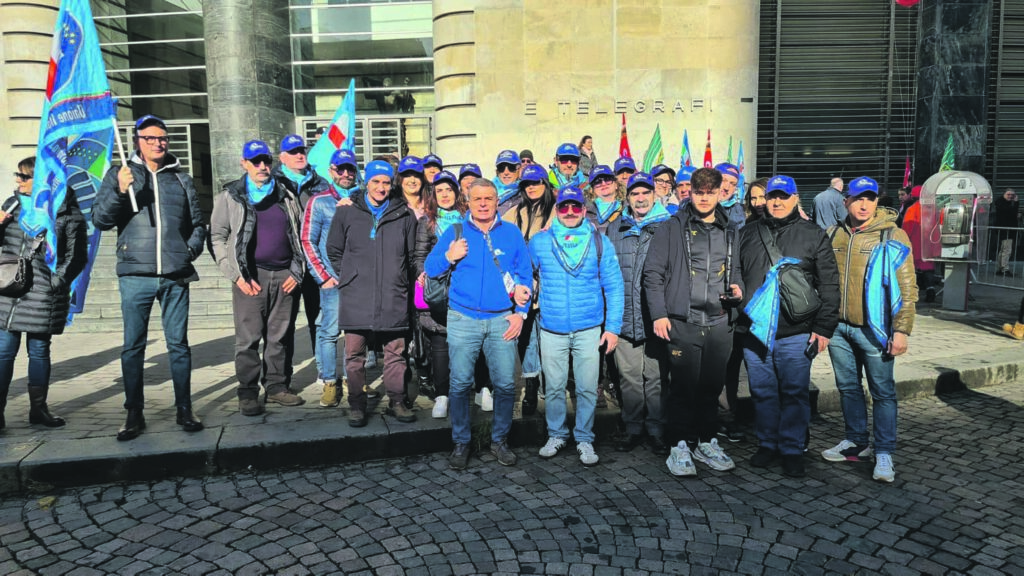 Contratto scaduto da tre anni, il ‘commercio’ è sceso in piazza