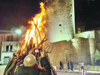 Colletorto. Bagno di folla intorno agli altissimi falò nel “Borgo degli Angioini”