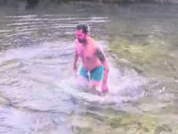 Un tuffo nel Volturno col pensiero e l’augurio rivolto ai piccoli palestinesi