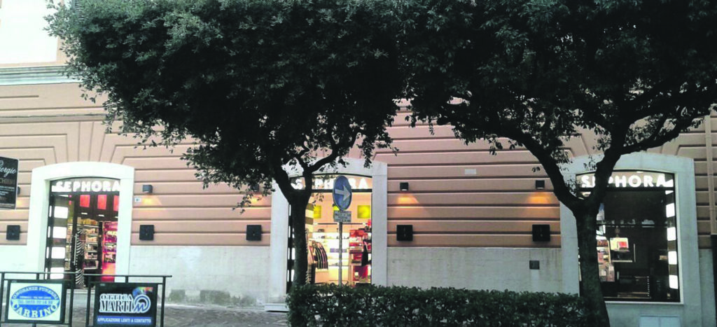 Termoli. A volto scoperto rapina la profumeria Sephora, giovane fugge con 200 euro in pieno centro