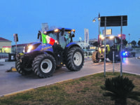 Il corteo dei trattori paralizza il territorio