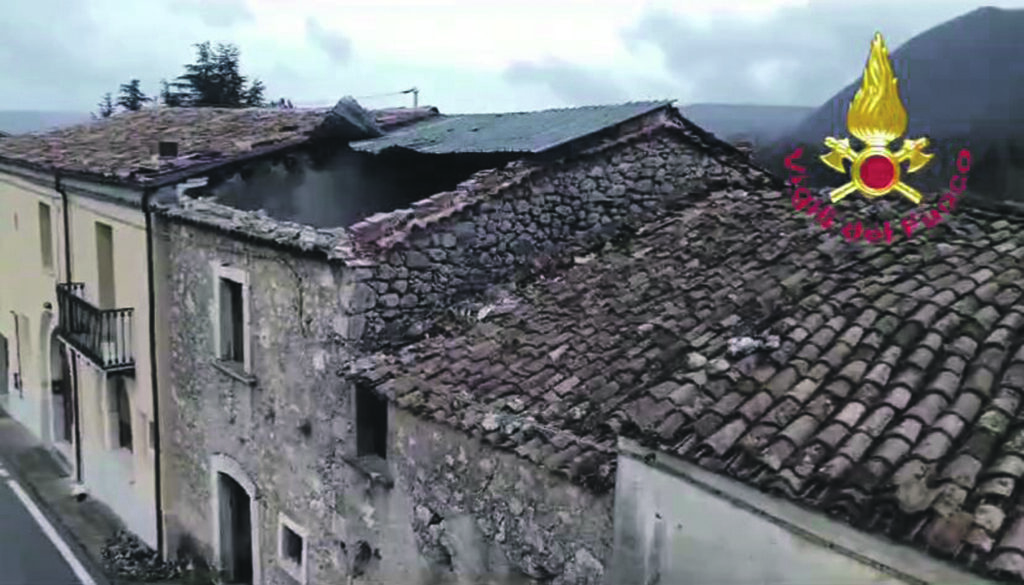 Campochiaro, la furia del vento scardina il tetto di una casa disabitata
