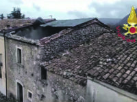 Campochiaro, la furia del vento scardina il tetto di una casa disabitata