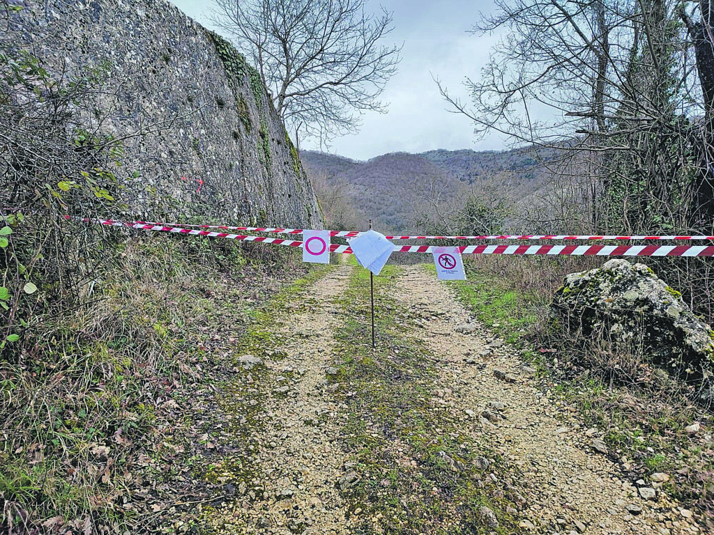 Muro di contenimento a rischio cedimento, strada ‘off limits’ a Conca Casale