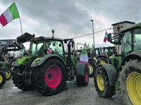 Venafro. Agricoltori in rivolta, un ‘fiume’ di trattori attraversa la città