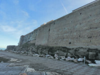 Termoli. Sale sul muraglione del borgo antico per lanciarsi nel vuoto, salvato dall’Arma