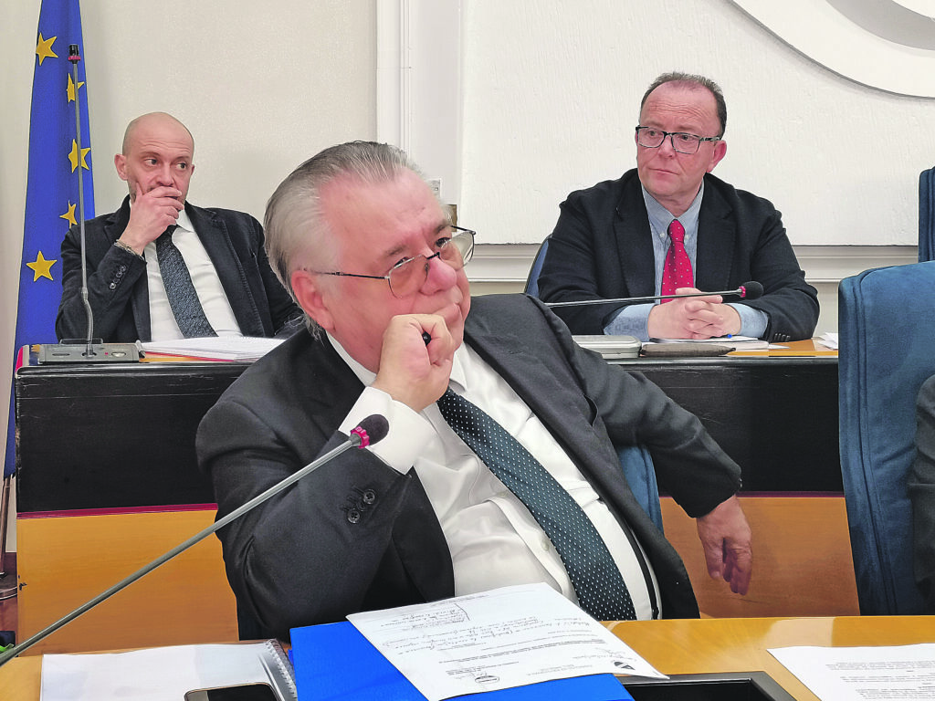 L’ex presidente non molla e chiama Meloni: «Arianna allarmata per quanto sta accadendo»